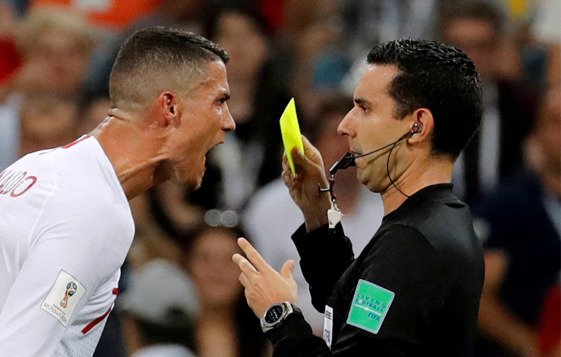 Криштиану Роналду получает желтую карточку во время матча 1/8 финала с Уругваем (2:1 в пользу Уругвая)
