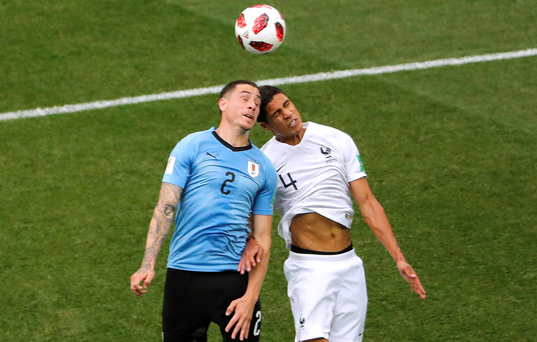 Уругвайский футболист Хосе Мария Хименес и француз Рафаэль Варан в матче 1/4 финала (Франция победила - 2:0)
