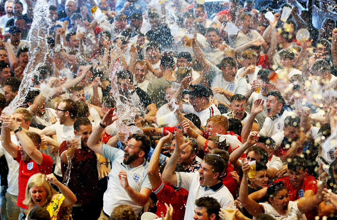 Английские болельщики празднуют выход своей команды в полуфинал чемпионата мира после победы над Колумбией в серии пенальти