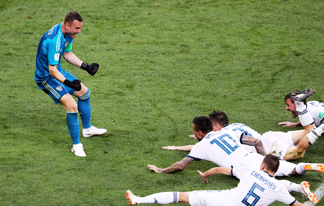 Игроки сборной России радуются победе над Испанией (1/8 финала) в серии пенальти