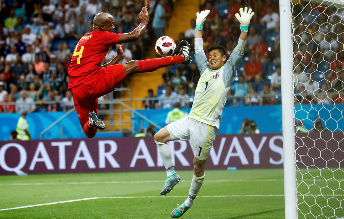 Бельгийский футболист Венсан Компани и вратарь сборной Японии Эйдзи Кавасима в матче 1/8 финала (3:2 в пользу Бельгии)