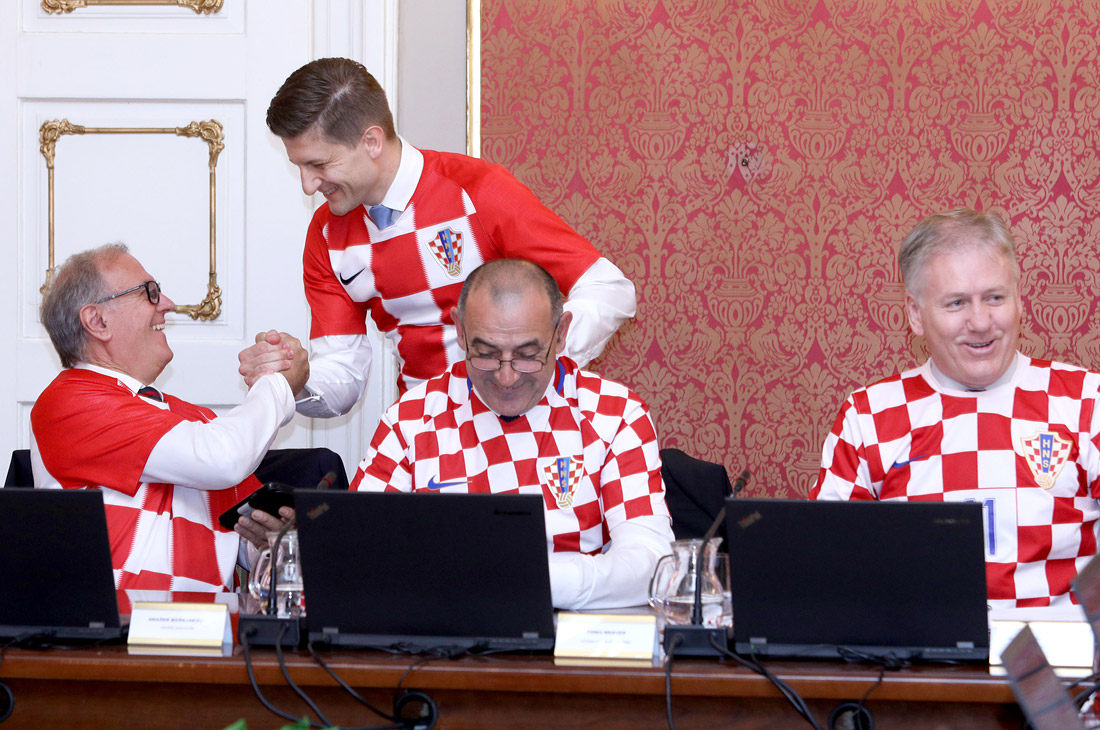 Правительство Хорватии провело заседание в футболках национальной сборной по футболу после победы команды в полуфинале чемпионата мира