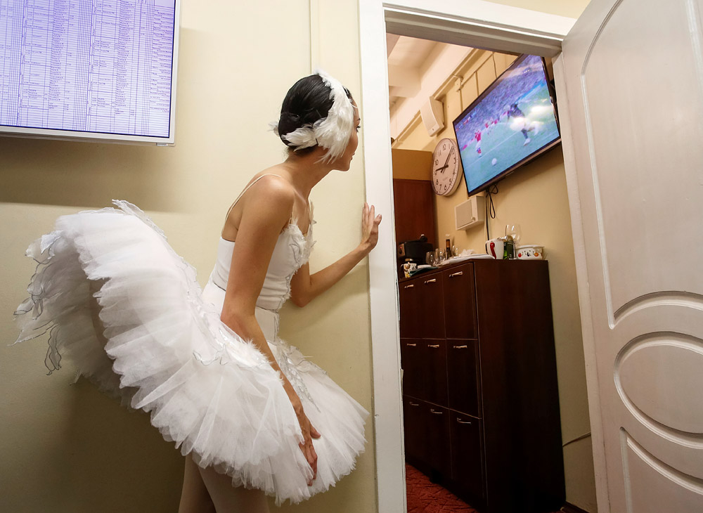 Балерина наблюдает за трансляцией четвертьфинального матча Кубка мира между Россией и Хорватией в Михайловском театре