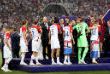Футболисты сборной Хорватии получают серебряные медали