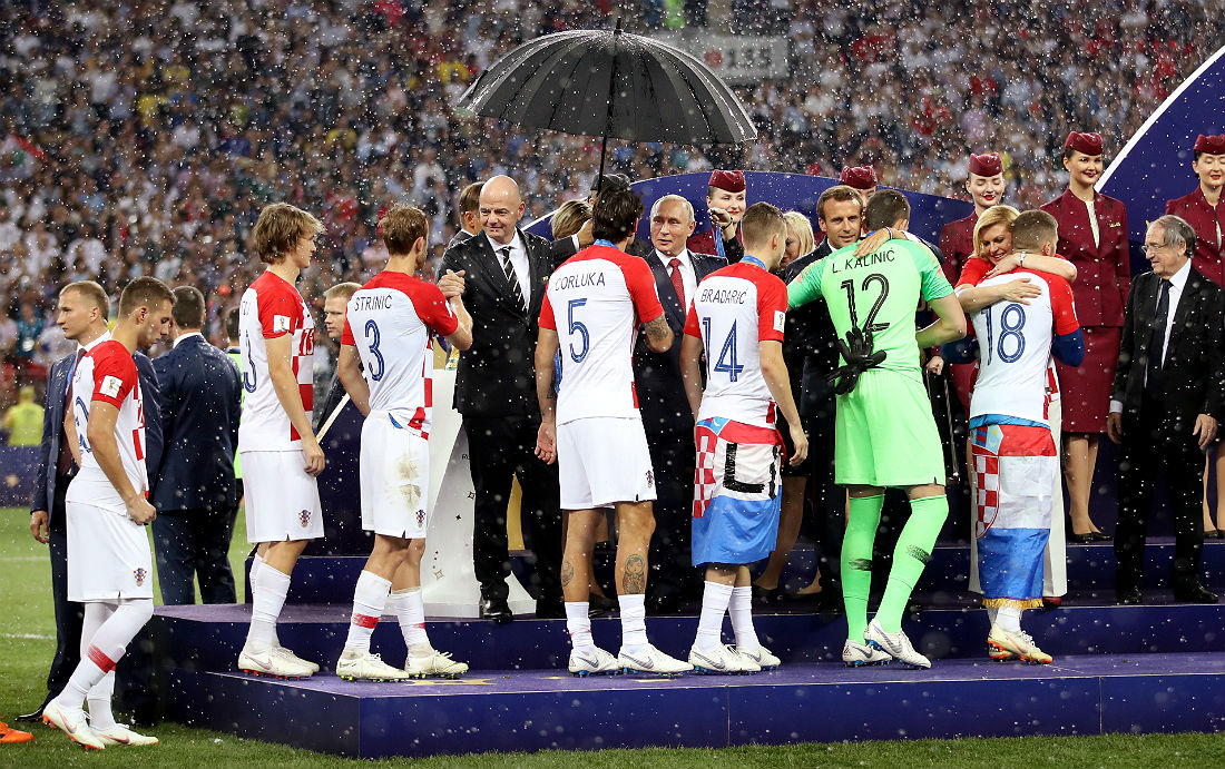 Футболисты сборной Хорватии получают серебряные медали