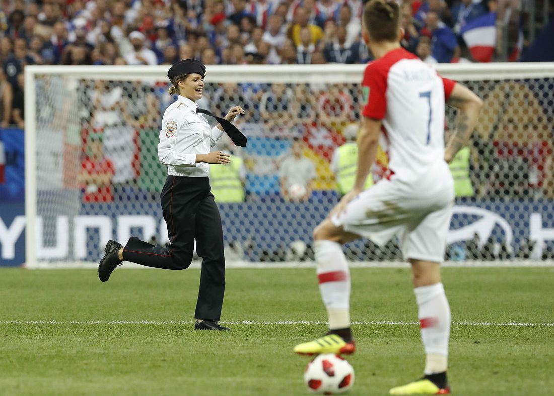 Pussy Riot взяли на себя ответственность за выбежавших на поле по ходу матча посторонних людей