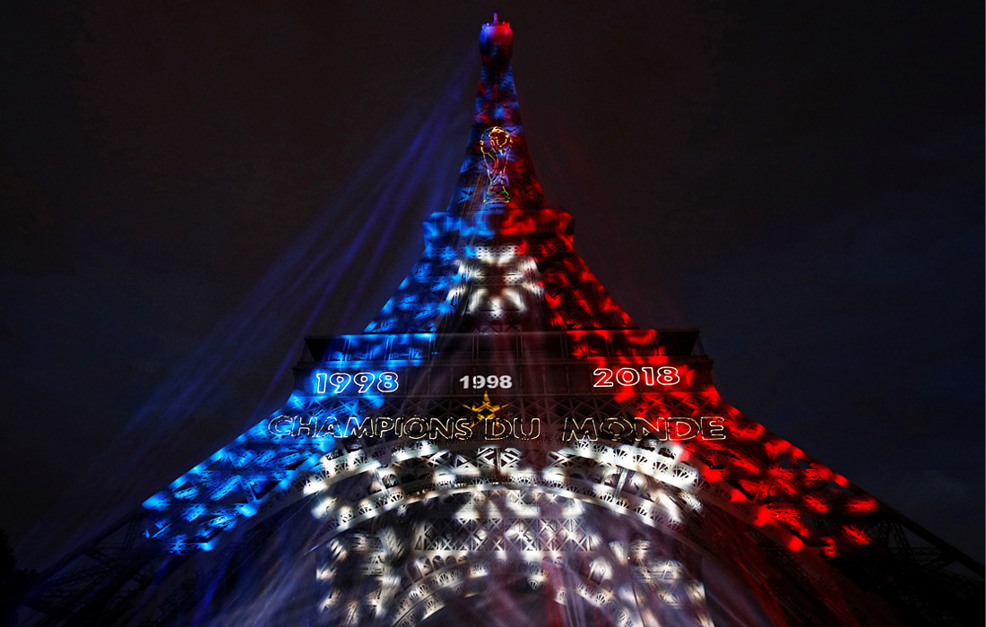 Эйфелева башня в Париже подсвечена в цвета французского флага