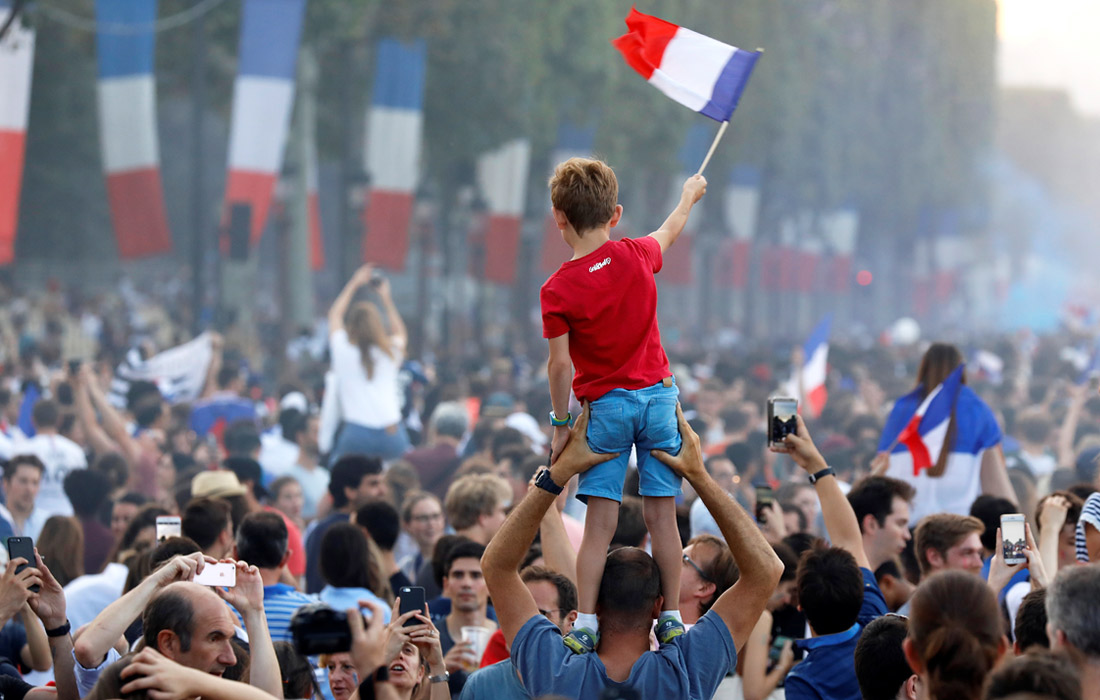 Фанаты французской сборной на Елисейских полях
