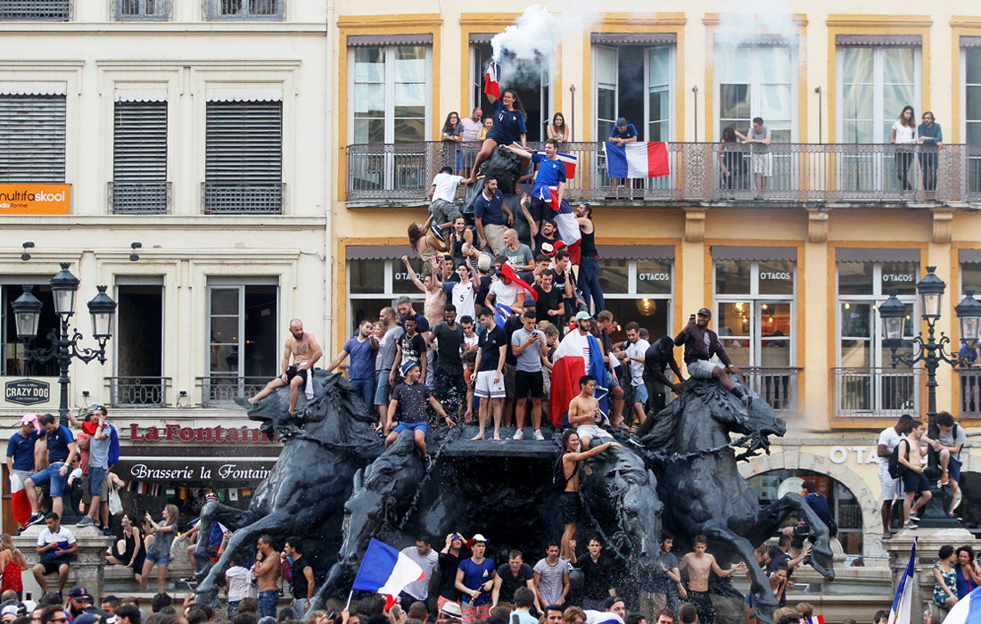 Французы отмечают победу в Лионе
