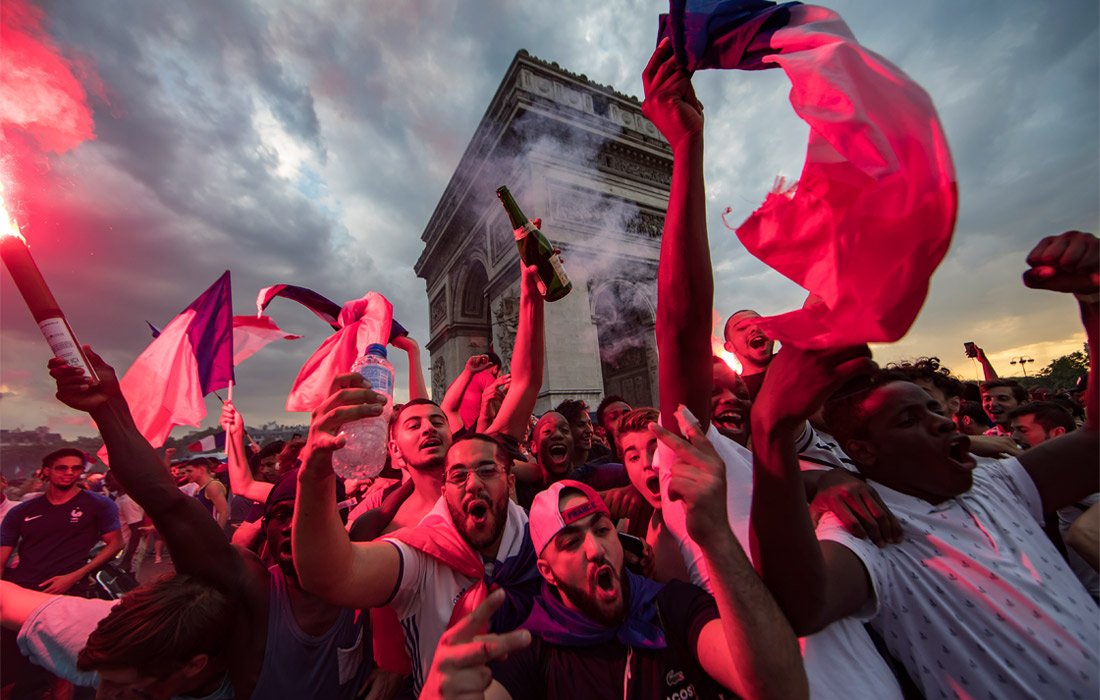 Болельщики у Триумфальной арки