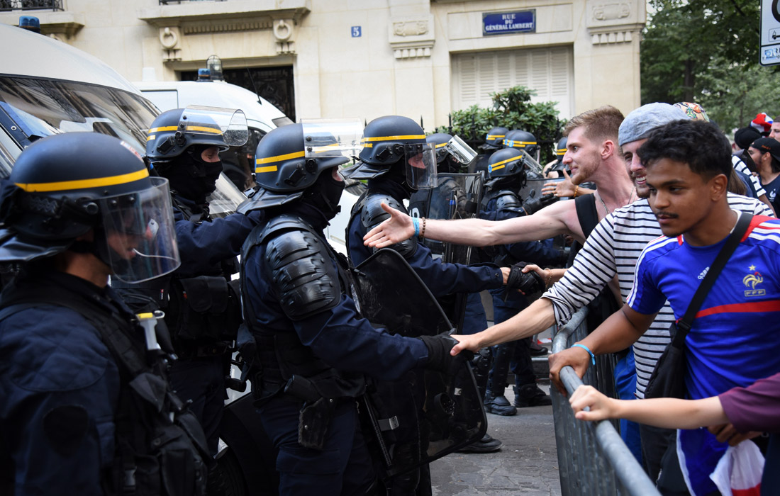 Фан-зона на Марсовом поле в Париже после победы Франции