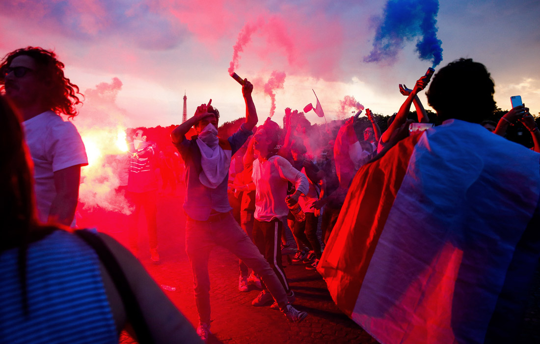 Фанаты на площади Согласия в Париже