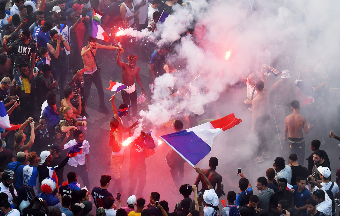Болельщики празднуют победу сборной в Париже