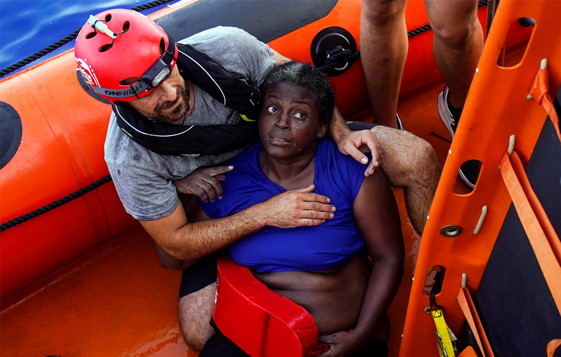 В Средиземном море спасательное судно испанской неправительственной организации Proactiva Open Arms подобрало африканских мигрантов, пытавшихся на резиновой лодке достичь европейского побережья