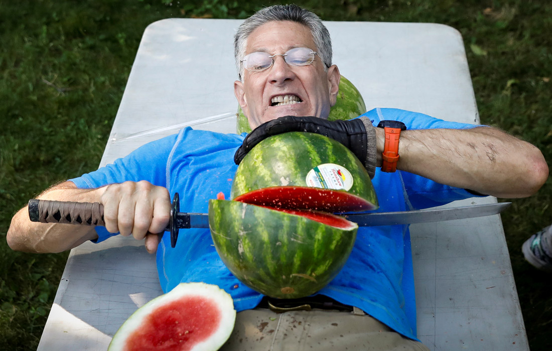 Американец Ашрита Фурман, на счету которого самое большое количество рекордов Книги Гиннесса, решил пополнить список достижений. За минуту мужчина разрезал мечом 26 арбузов на своем животе.