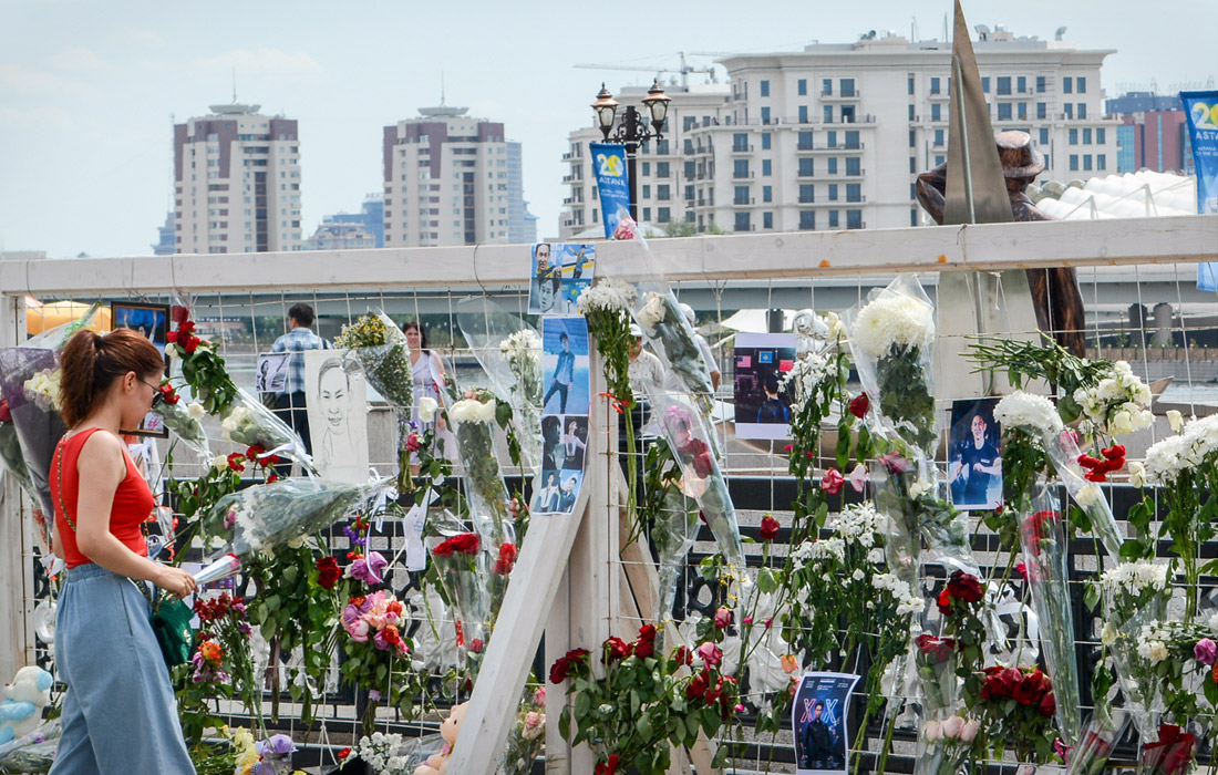 Жители Астаны несут цветы к импровизированному мемориалу в память о фигуристе Денисе Тене. Известный казахстанский спортсмен, завоевавший бронзовую медаль на Олимпиаде в Сочи в 2014 году, скончался 19 июля в Алма-Ате в результате ножевого ранения.