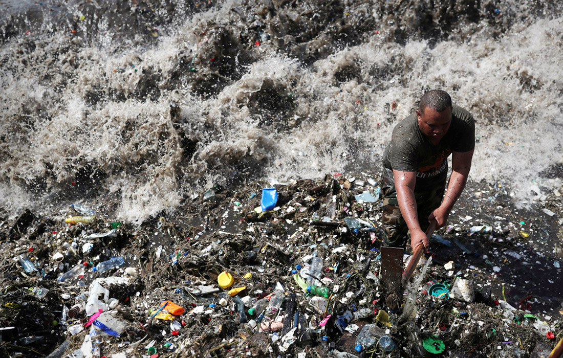 Тонны мусора прибивает к берегам пляжа Монтесинос в Санто-Доминго. Местные власти направили солдат на очистку прибрежных вод.