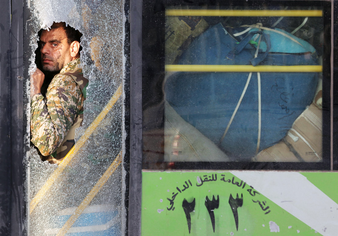 Солдат Сирийской армии во время эвакуации из деревень Аль-Фуа и Кефрая