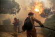 Пока пожарные не могут проникнуть в районы, охваченные пламенем, где также могут находиться погибшие и пострадавшие