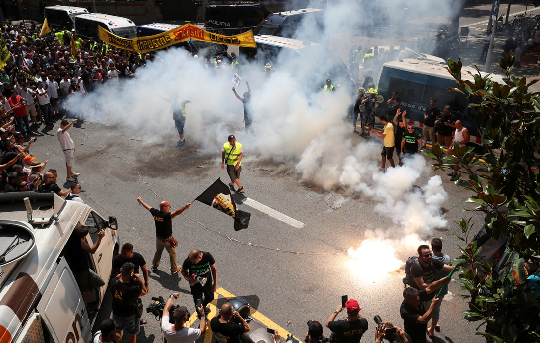 Водители такси в Барселоне принимают участие в акции протеста против деятельности онлайн-сервисов частных пассажирских автоперевозок Uber и Cabify