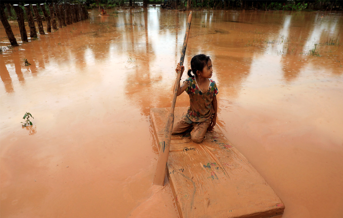 В результате наводнения после прорыва крупной плотины в юго-восточной провинции Аттапы в Лаосе погибли как минимум 26 человек. Авария на дамбе произошла вечером 23 июля. В результате сильнейшего наводнения оказались затоплены семь деревень, более 6,6 тыс. человек остались без крова.