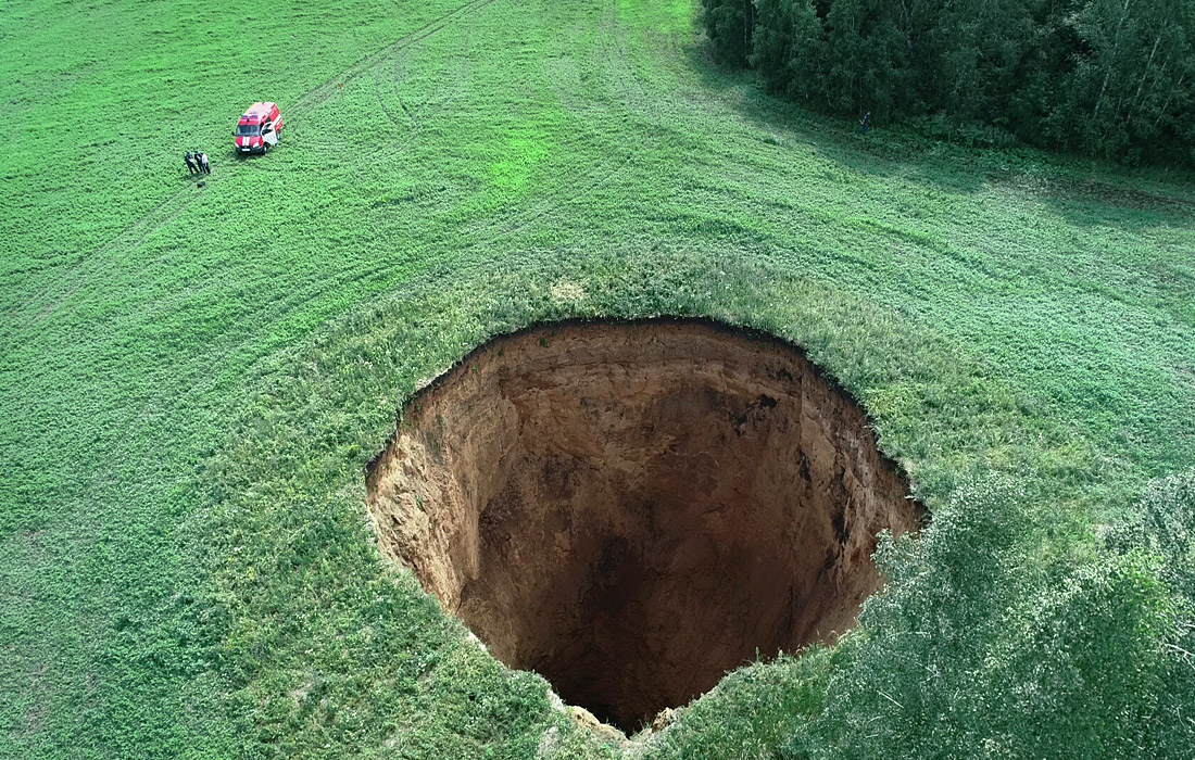 Провал глубиной 50 метров образовался на фермерском поле в Нижегородской области