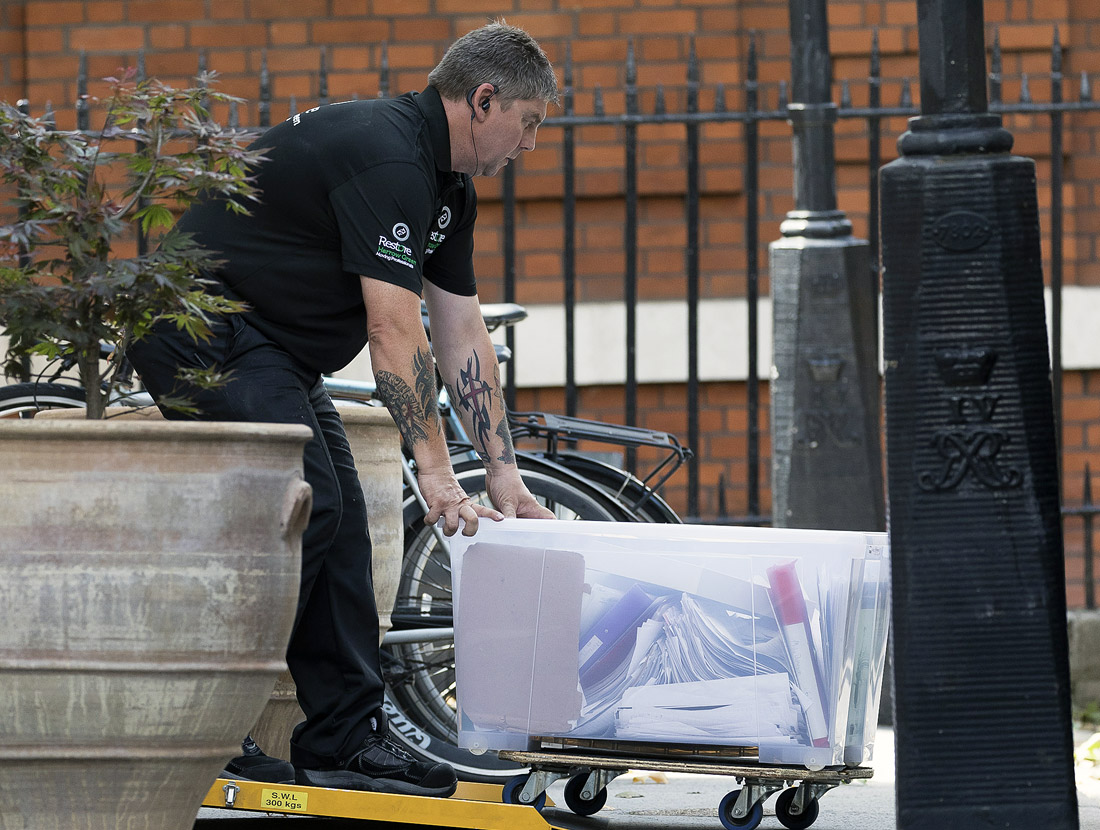 Вещи Бориса Джонсона вывозятся из официальной резиденции главы МИД Великобритании, которую он занимал несколько недель после своей отставки