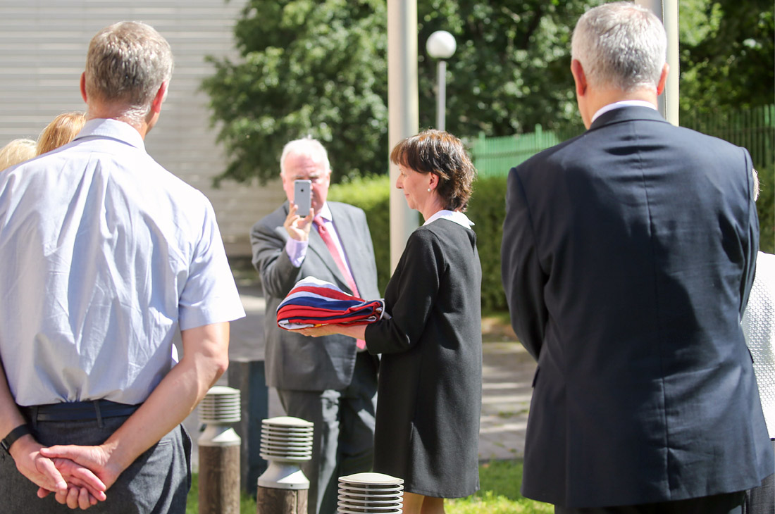 Сотрудники генерального консульства Великобритании в Санкт-Петербурге сняли национальный флаг с флагштока у здания на Лафонской улице