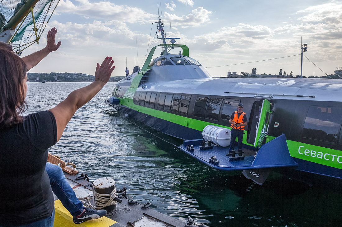 Морское пассажирское судно нового поколения "Комета 120М" отправилось в первый рейс из Севастополя в Ялту. В салонах "Кометы" могут находиться до 120 пассажиров и 5 человек экипажа. Скорость до 35 узлов (около 65 км/ч) достигается благодаря работе двух дизельных двигателей и подводных крыльев. Судно может находиться до восьми часов в режиме автономного плавания и проходить до 100 миль без остановки.