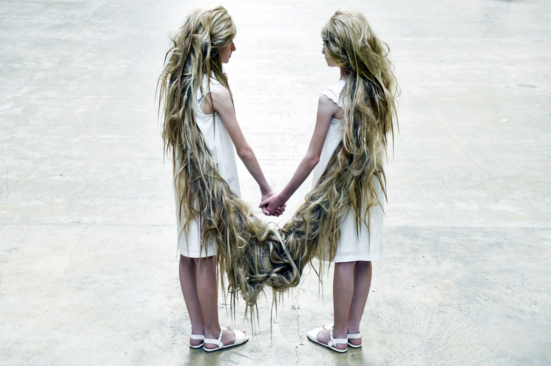 Перфоманс бразильского художника Tunga "Capillary Xiphopagus among Us" в лондонской галерее Тейт Модерн