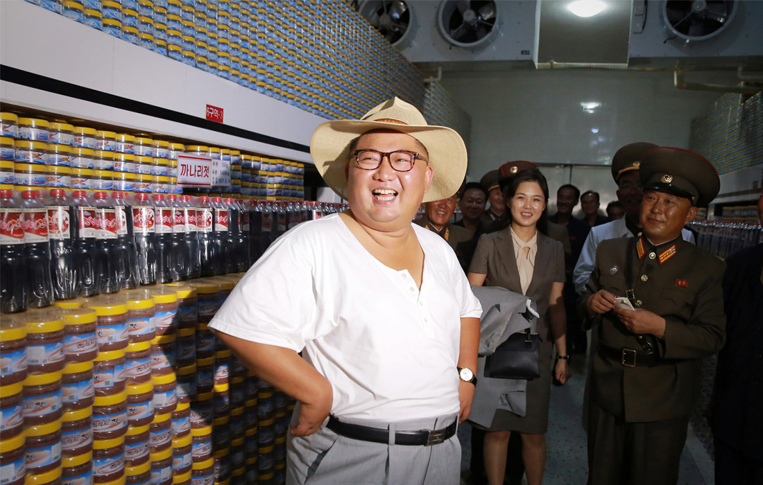 Центральное телеграфное агентство Кореи (ЦТАК) опубликовало фотографии лидера КНДР Ким Чен Ына и его супруги Ли Соль Чжу во время визита на фабрику