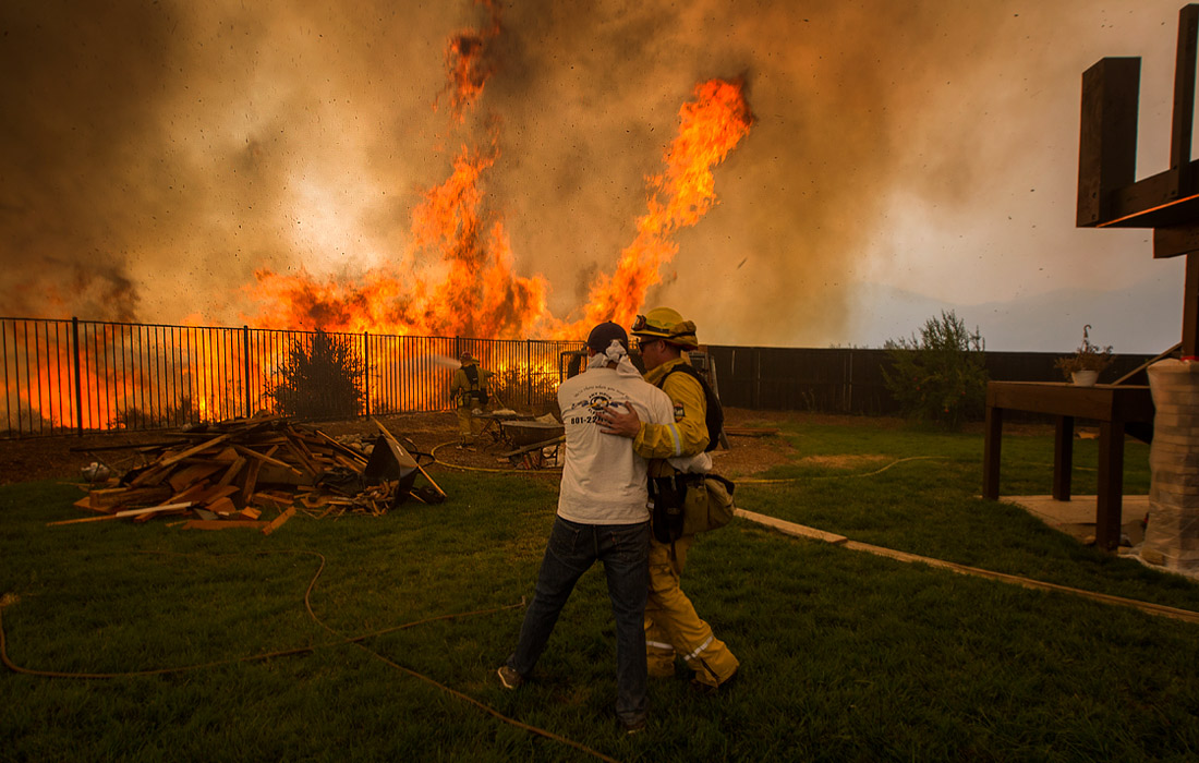 Пожарным удается сдерживать распространение огня только на 35-40%