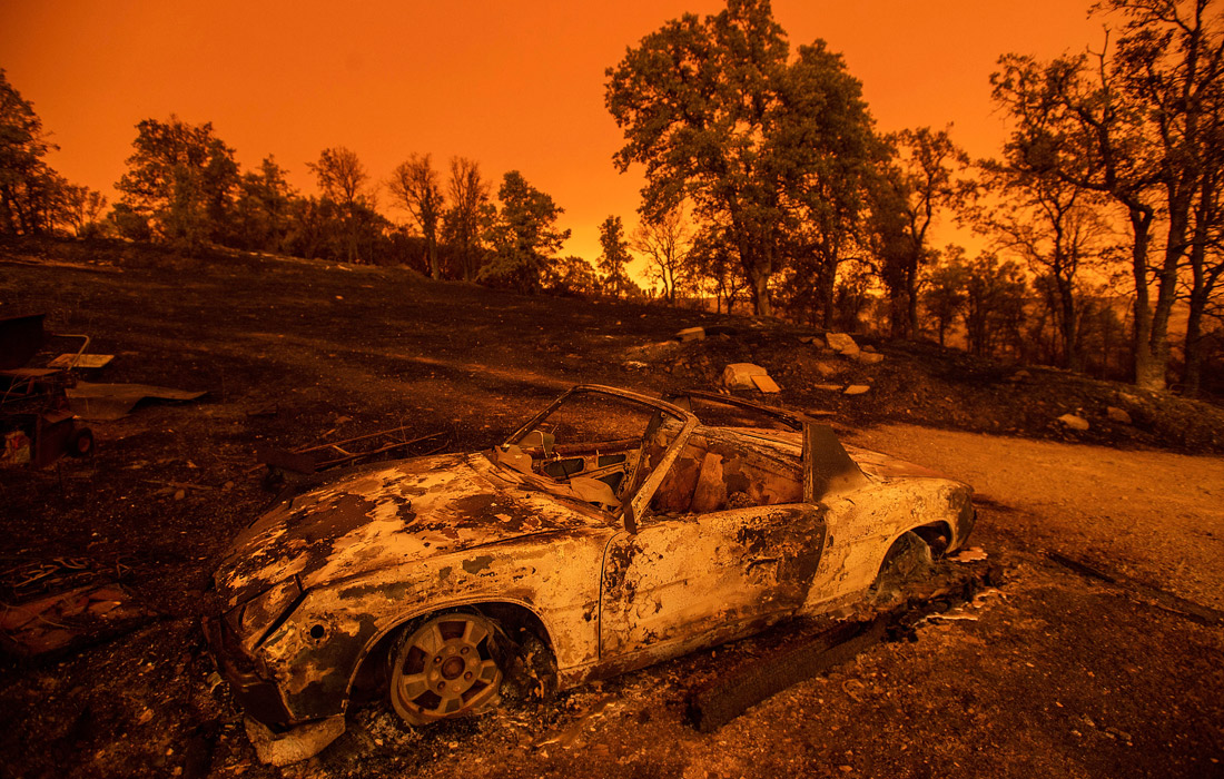 По меньшей мере десять человек погибли в результате охвативших Калифорнию пожаров. Еще 19 человек числятся пропавшими без вести.