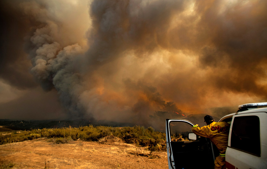 За последние дни выгорело уже 283 тысячи акров (примерно 115 тысяч га) - практически площадь Лос-Анджелеса