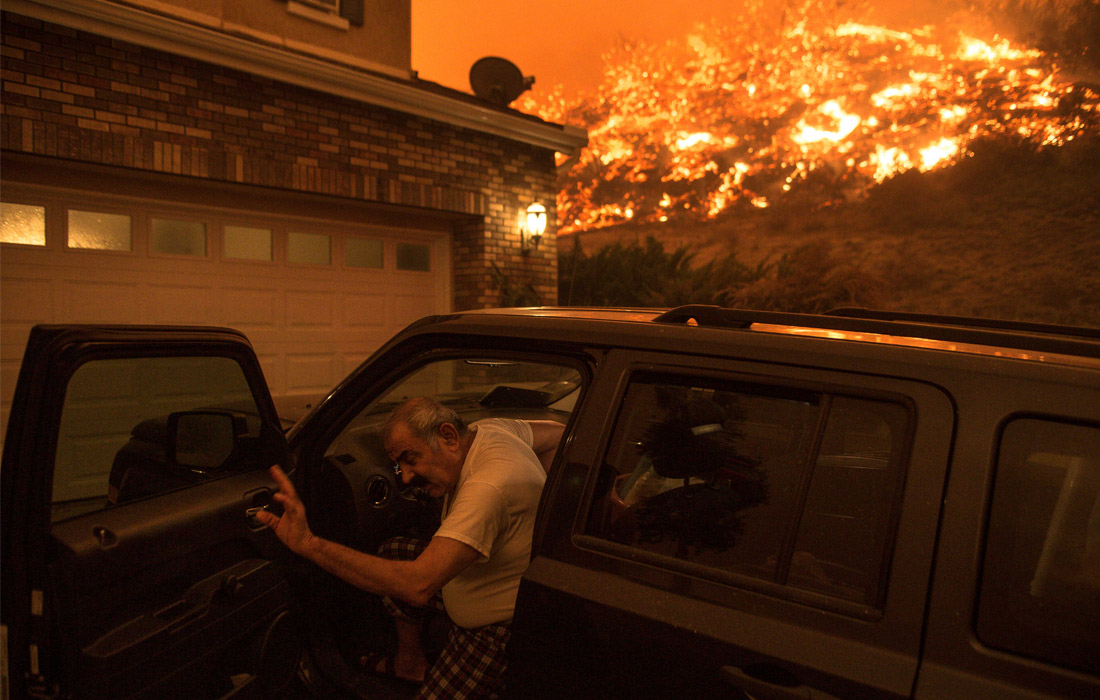 Власти Калифорнии распорядились эвакуировать более 20 тыс. жителей округов Риверсайд и Орандж, где бушует пожар