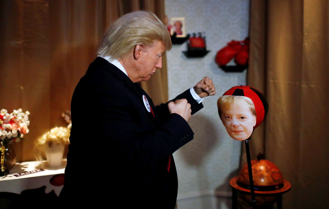 Актер в силиконовой маске в виде президента США Дональда Трампа в музее восковых фигур мадам Тюссо в Берлине