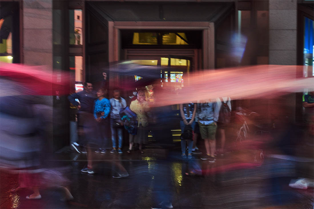 Дорогомиловский суд Москвы 16 марта отправил под стражу шестерых активистов движения "Новое величие", в том числе 17-летнюю на тот момент Анну Павликову и 19-летнюю Марию Дубовик. Еще четверо были помещены под домашний арест.