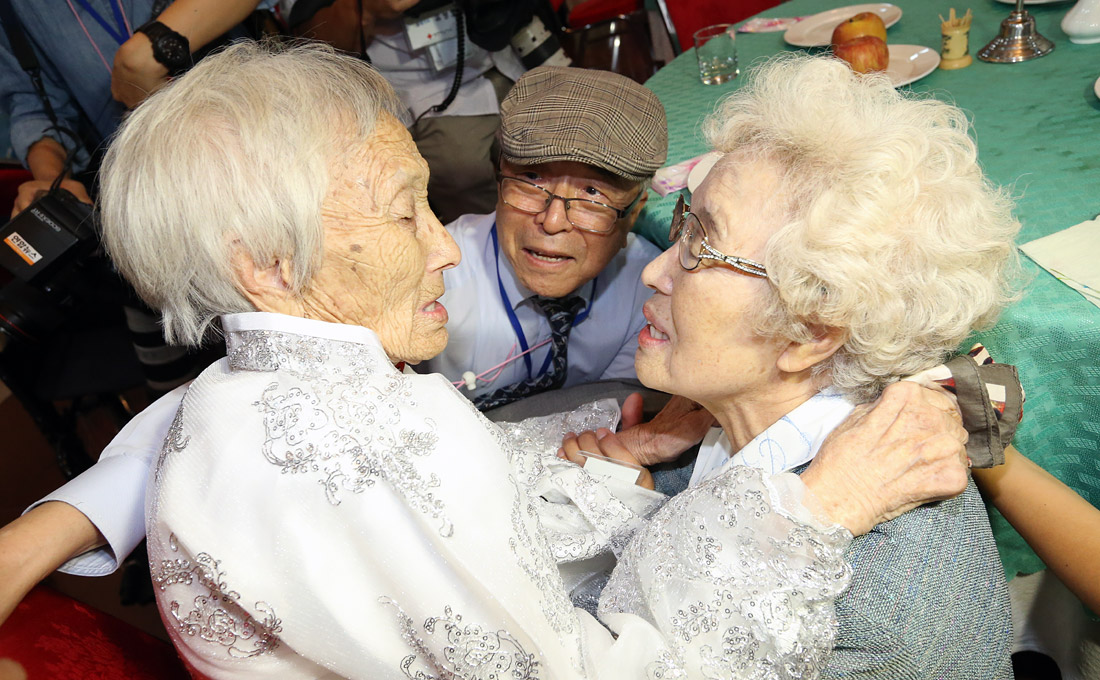 Встреча родственников, разделенных Корейской войной 1950-1953 годов. В Южной Корее насчитывается около 57 тыс. человек, которые во время Корейской войны оказались разлучены со своими близкими, оставшимися на северной стороне. По данным министерства объединения Южной Кореи, в общей сложности во встречах примут участие с обеих сторон порядка 250 человек, возраст большинства из них - старше 80 лет, многие из них не видели близких с 1953 года.