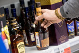 Эксперты предложили повысить минимальные цены на коньяк и установить их на вино