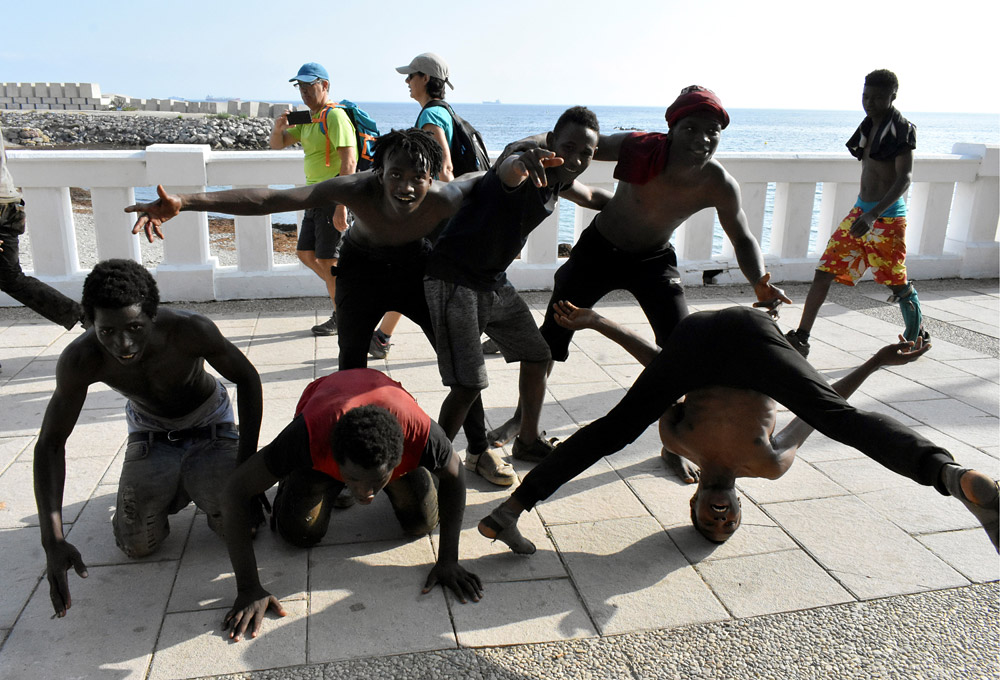 Около 200 нелегальных мигрантов из стран Африки пересекли границу в испанской Сеуте