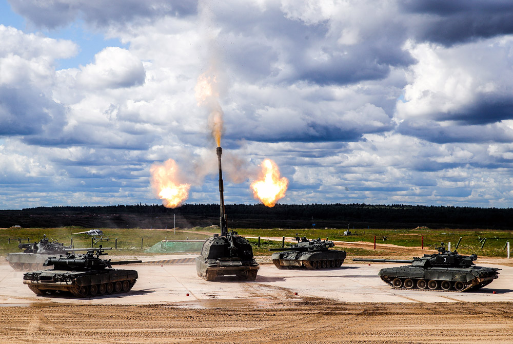 Танки Т-80У и самоходная артиллерийская установка "Мста-С" (в центре) во время динамического показа военной техники в рамках IV Международного военно-технического форума "Армия-2018" в парке "Патриот"