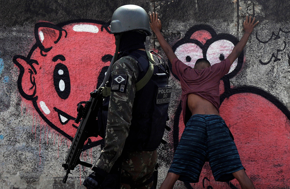 Полицейский патруль в трущобах Рио-де-Жанейро. Бразилия.