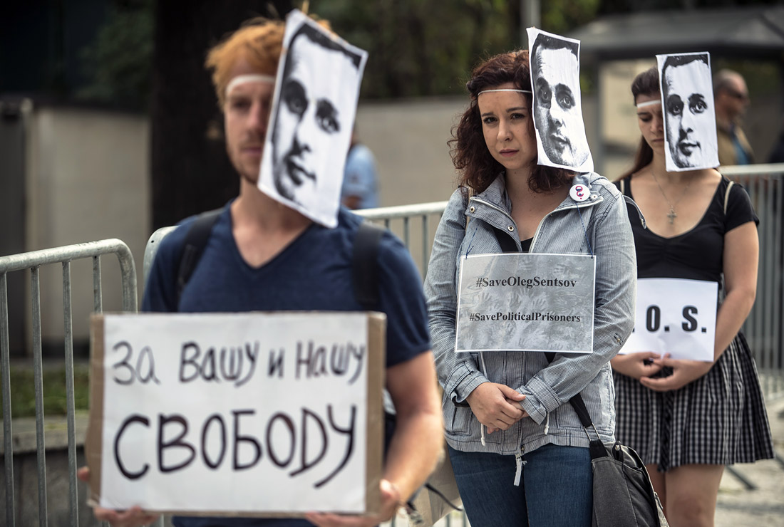 Акция за освобождение украинского режиссера Олега Сенцова у посольства РФ в Праге