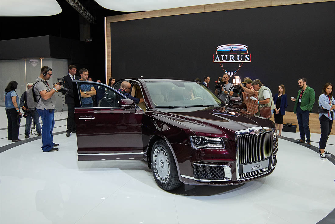 Несомненный гвоздь салона - представительский лимузин "Сенат" проекта "Кортеж", который сменил имя и теперь будет называться "Аурус"