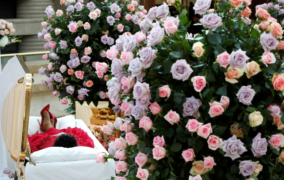 Позолоченный гроб с телом легендарной певицы Ареты Франклин установили в Музее истории афроамериканцев Чарльза Райта в Детройте, чтобы поклонники могли попрощаться с артисткой. Американская певица скончалась 16 августа в возрасте 76 лет после продолжительной болезни.