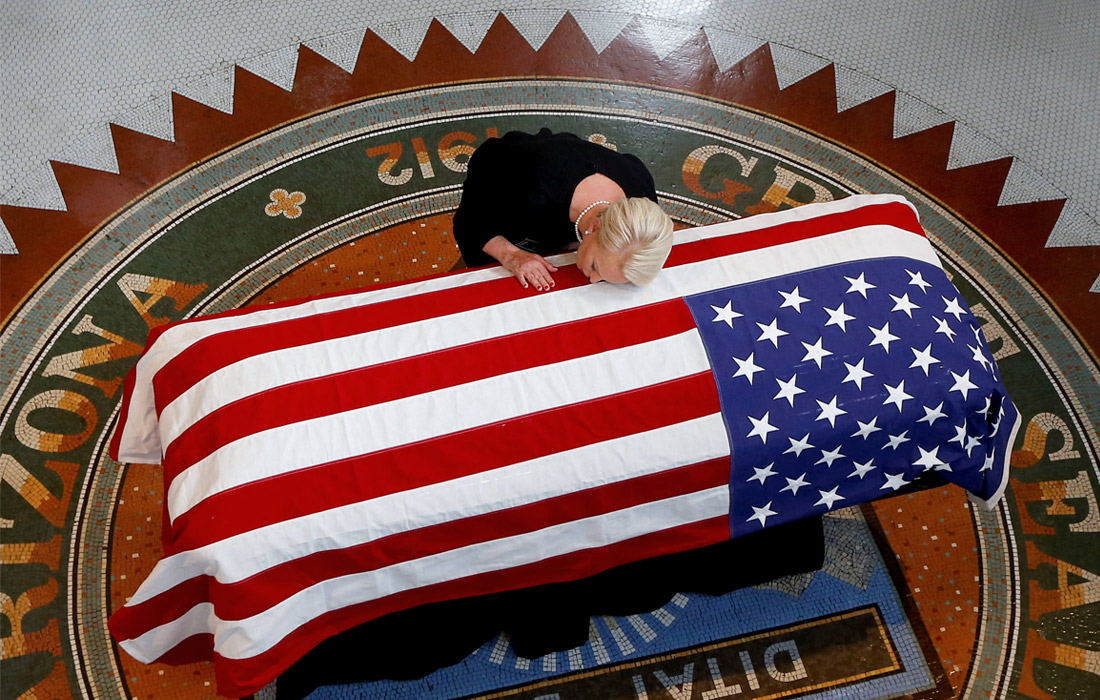 В Финиксе проходит церемония прощания с сенатором США Джоном Маккейном, который умер 25 августа на 82-м году жизни. В июле прошлого года Маккейн объявил, что у него диагностировали рак мозга четвертой стадии. Сенатора, которому на тот момент исполнилось 80 лет, прооперировали, после чего он продолжил реабилитацию у себя дома в Аризоне.