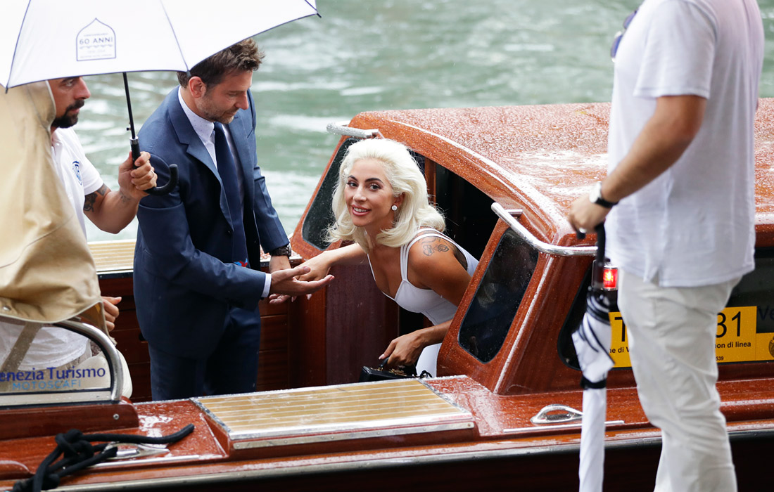 Актер Брэдли Купер и певица Леди Гага прибыли на фотосессию съемочной группы фильма "Звезда родилась" в рамках Венецианского кинофестиваля