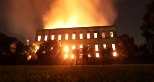 В Рио-де-Жанейро полностью сгорел Национальный музей Бразилии