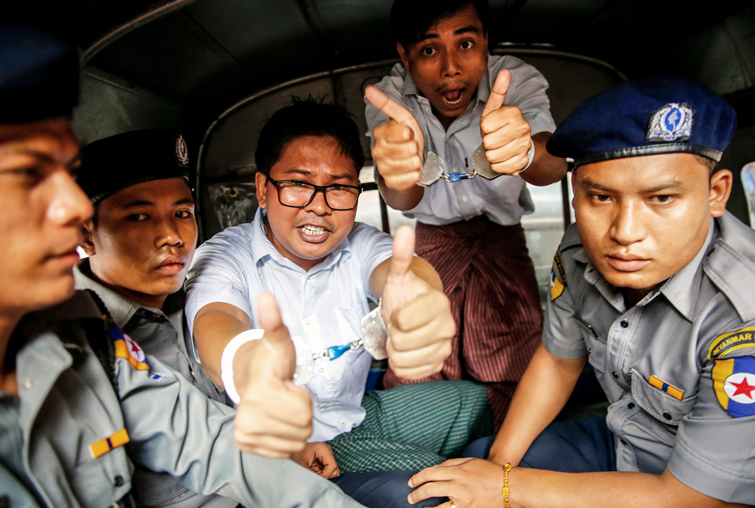 Суд Мьянмы приговорил двух журналистов агентства Reuters к семи годам тюрьмы. Ко Ва Лон и Ко Кья Со Оо были арестованы в декабре прошлого года по обвинению в разглашении в своих сообщениях государственных секретов, касающихся действий властей в отношении исповедующих ислам представителей национального меньшинства рохинджа.