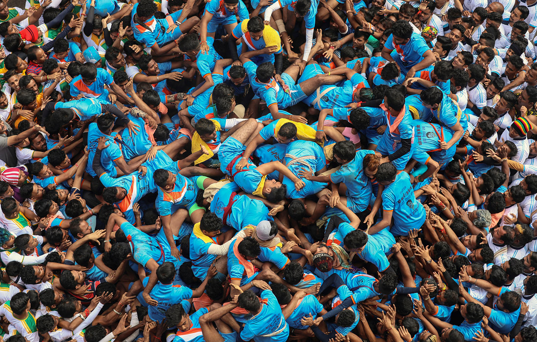 Формирование человеческой пирамиды на фестивале Джанмаштами в Мумбаи, который празднует рождение индуистского бога Кришны